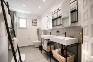 Ein Badezimmer in der Unterkunft Sara 4 personas, free WIFI, chill-out, private pool, private tennis court - by Holiday Rentals Villamar