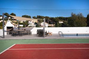 Tennis und/oder Squash in der Unterkunft Sara 4 personas, free WIFI, chill-out, private pool, private tennis court - by Holiday Rentals Villamar oder in der Nähe