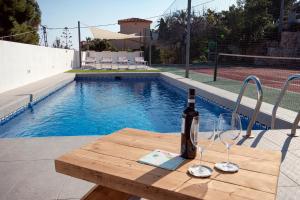 Der Swimmingpool an oder in der Nähe von Sara 4 personas, free WIFI, chill-out, private pool, private tennis court - by Holiday Rentals Villamar
