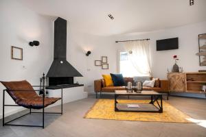 Ein Sitzbereich in der Unterkunft Sara 4 personas, free WIFI, chill-out, private pool, private tennis court - by Holiday Rentals Villamar