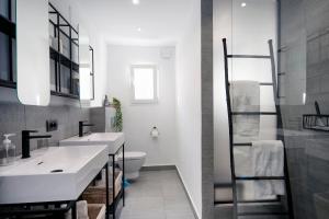 ein Badezimmer mit einem weißen Waschbecken und einer Toilette in der Unterkunft Sara 4 personas, free WIFI, chill-out, private pool, private tennis court - by Holiday Rentals Villamar in Benissa