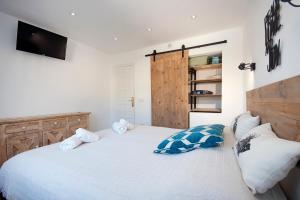 Ein Bett oder Betten in einem Zimmer der Unterkunft Sara 4 personas, free WIFI, chill-out, private pool, private tennis court - by Holiday Rentals Villamar