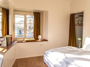 1 dormitorio con cama y ventana en SWEETS - Willemsbrug en Ámsterdam