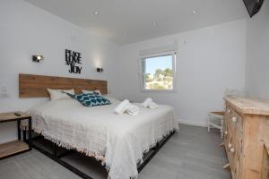 Ein Bett oder Betten in einem Zimmer der Unterkunft Sara 4 personas, free WIFI, chill-out, private pool, private tennis court - by Holiday Rentals Villamar