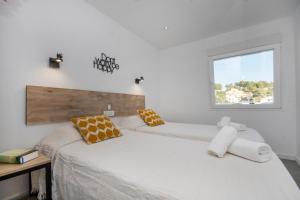ein Schlafzimmer mit zwei Betten und einem Fenster in der Unterkunft Sara 4 personas, free WIFI, chill-out, private pool, private tennis court - by Holiday Rentals Villamar in Benissa