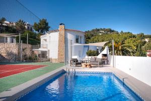 ein Haus mit einem Pool neben einem Tennisplatz in der Unterkunft Sara 4 personas, free WIFI, chill-out, private pool, private tennis court - by Holiday Rentals Villamar in Benissa