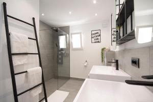 Galeriebild der Unterkunft Sara 4 personas, free WIFI, chill-out, private pool, private tennis court - by Holiday Rentals Villamar in Benissa