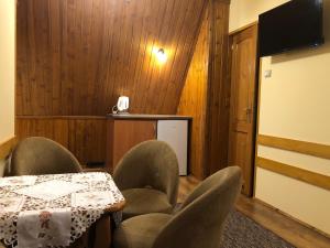 ブコビナ・タトシャンスカにあるPrzed Tatramiのダイニングルーム(テーブル、椅子、テレビ付)