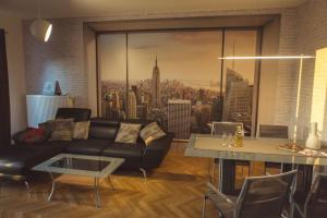 un soggiorno con un divano e un tavolo di Apartment New York a Mühlhausen Altre 6 foto
