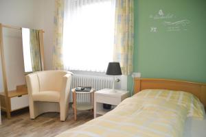 Llit o llits en una habitació de Landhotel Kunzental