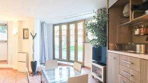 a kitchen with a glass table and some chairs at Vicino IFO Intero appartamento in Mostacciano