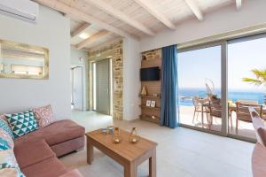 sala de estar con sofá y mesa en Blue Horizon Luxury Villas en Falasarna