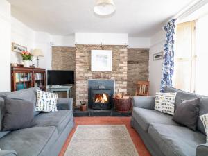 法爾茅斯的住宿－Tops'l Cottage，客厅设有两张沙发和一个壁炉