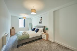 una camera con letto e comodino in una stanza di Seven Living Jewellery Quarter a Birmingham