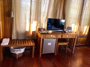 TV a/nebo společenská místnost v ubytování Inle Cottage Boutique Hotel