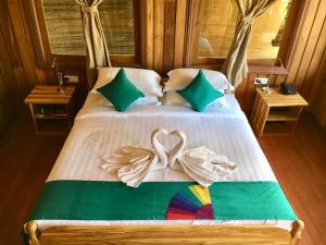 Postel nebo postele na pokoji v ubytování Inle Cottage Boutique Hotel
