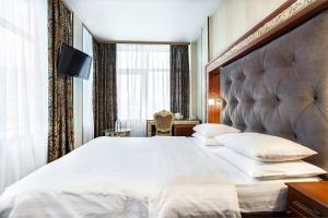 Кровать или кровати в номере Гранд Отель Белорусская 