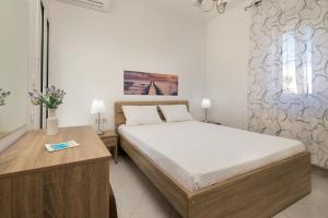 Un pat sau paturi într-o cameră la Villa Kelaidis