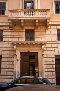 ローマにあるAndromedaのドア付きの建物の前に停車する車
