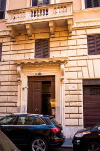 ローマにあるAndromedaの建物前に停車する黒車