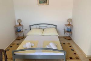 Voodi või voodid majutusasutuse Apartment 1 with pool and amazing sea view toas
