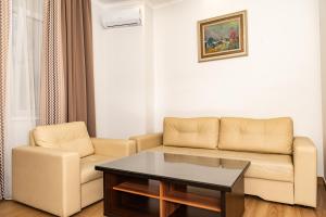 sala de estar con sofá y mesa de centro en Black Sea Guest House en Adler