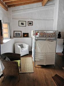 Zimmer mit einem Etagenbett und einem Stuhl in der Unterkunft Hostel Argonauta in Óbidos