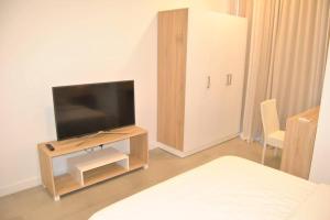 un soggiorno con TV a schermo piatto su un tavolo di Studio 104 Ebene Square Urban Living Apartments a Ebene Altre 7 foto