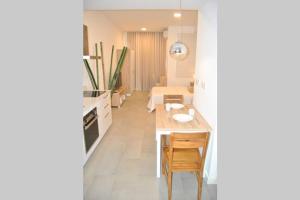 una cucina e un soggiorno con tavolo e sedie di Studio 104 Ebene Square Urban Living Apartments a Ebene