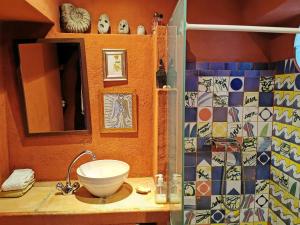 a bathroom with a sink and a mirror at Hostel Argonauta in Óbidos