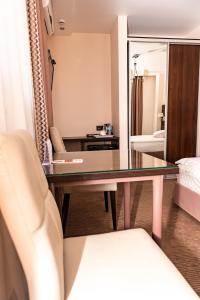 阿德列爾的住宿－黑海旅館，一间带桌子的客厅和一间卧室