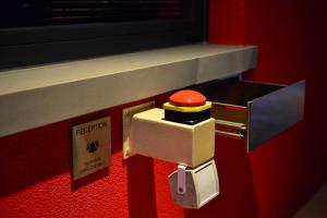un microondas de juguete con una tapa roja en una pared roja en Sweet Motel en Verdello