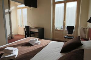 Postel nebo postele na pokoji v ubytování Hotel Au Val Doré