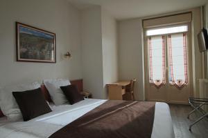 Postel nebo postele na pokoji v ubytování Hotel Au Val Doré