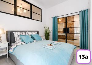 华沙Sienna 41 Boutique Warsaw Apartments的一间卧室配有一张床,上面有两条毛巾