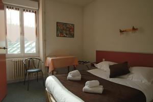 Postel nebo postele na pokoji v ubytování Hotel Au Val Doré