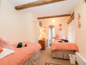 une chambre avec deux lits dans une pièce dans l'établissement Chapel Cottage, à Stroud