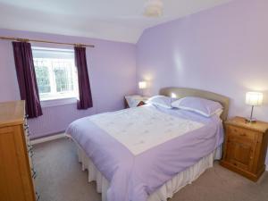 ein Schlafzimmer mit großem Bett und Fenster in der Unterkunft Howe Green Cottage in York