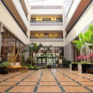 Blick auf die Lobby eines Hotels in der Unterkunft The Summer House, Pachmarhi - AM Hotel Kollection in Pachmarhi