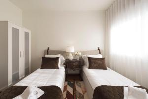 Voodi või voodid majutusasutuse LovelyStay - Newly Decorated 2BR Flat with Free Parking toas