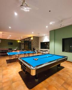 una habitación con tres mesas de ping pong. en The Summer House, Pachmarhi - AM Hotel Kollection, en Pachmarhī