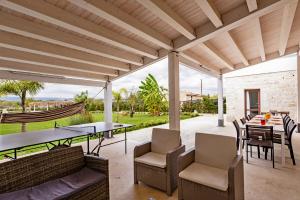 patio ze stołem i krzesłami w obiekcie Villa Antica Aia Relax w mieście Scicli