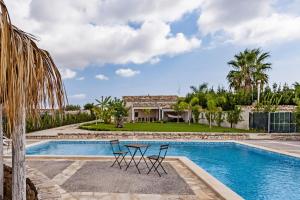 Villa Antica Aia Relax في شيكلي: فيلا بمسبح و بيت