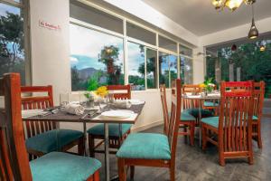 Un restaurant sau alt loc unde se poate mânca la The Blossom Resort - Chikmagalur