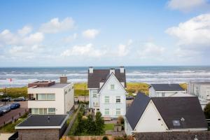 una vista aérea de las casas y del océano en Villa Zeezicht en Noordwijk