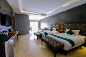 Postel nebo postele na pokoji v ubytování The Westlake Hotel & Resort Yogyakarta