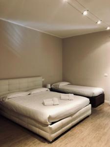 1 dormitorio con 2 camas en una habitación en Hotel Eremo, en Soriano nel Cimino