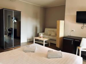 A bed or beds in a room at Hotel Eremo