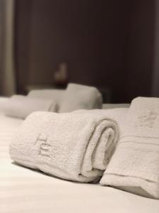 A bed or beds in a room at Hotel Eremo