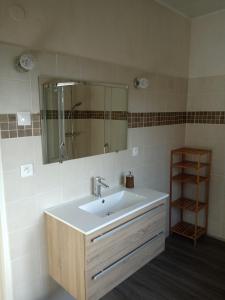 Chambre double dans Auberge Alsacienne في Scherwiller: حمام مع حوض ومرآة